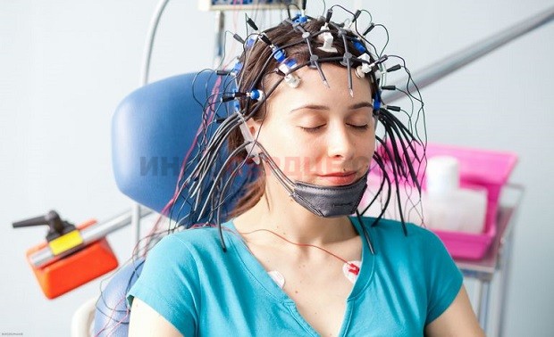 Фото пациента на реоэнцефалографии